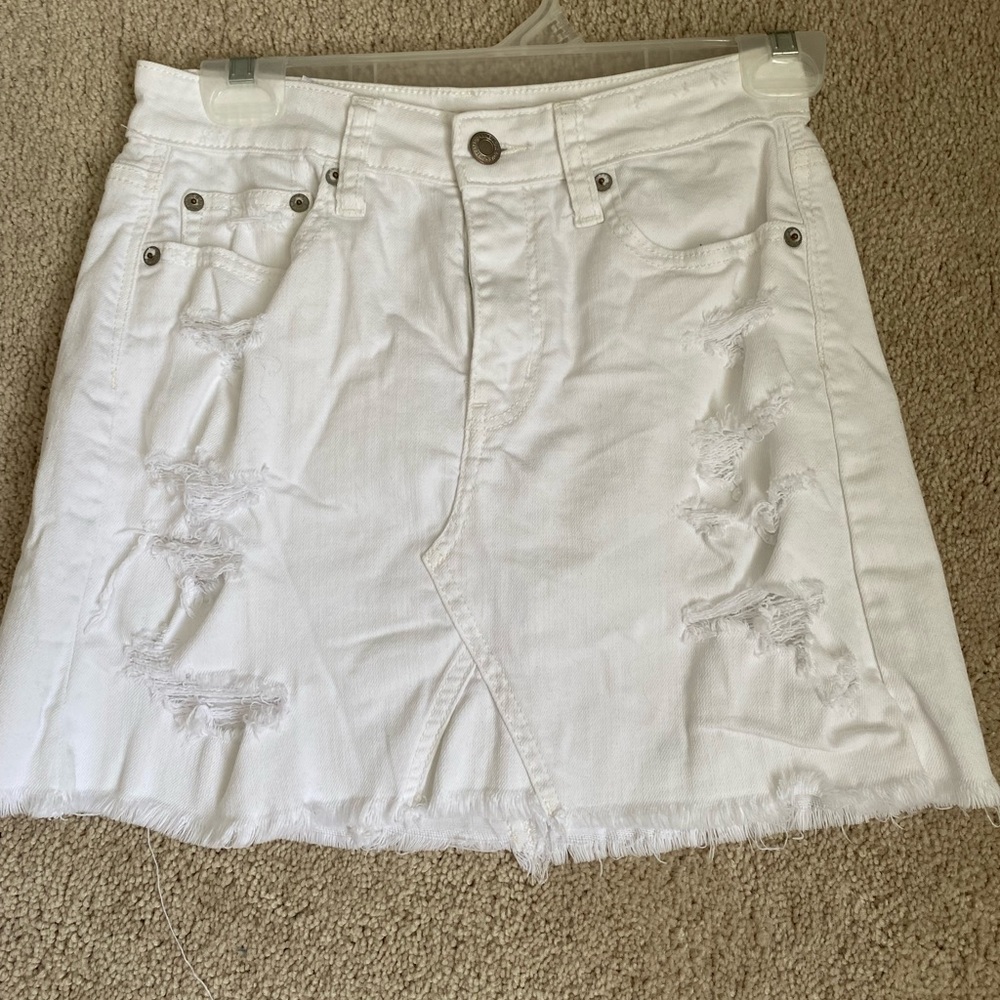 Cute white American Eagle ripped jean skirt, size 2